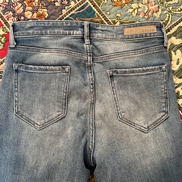 Cello Size 9 High Rise Straight distressed Jeans - Picture 5 of 7